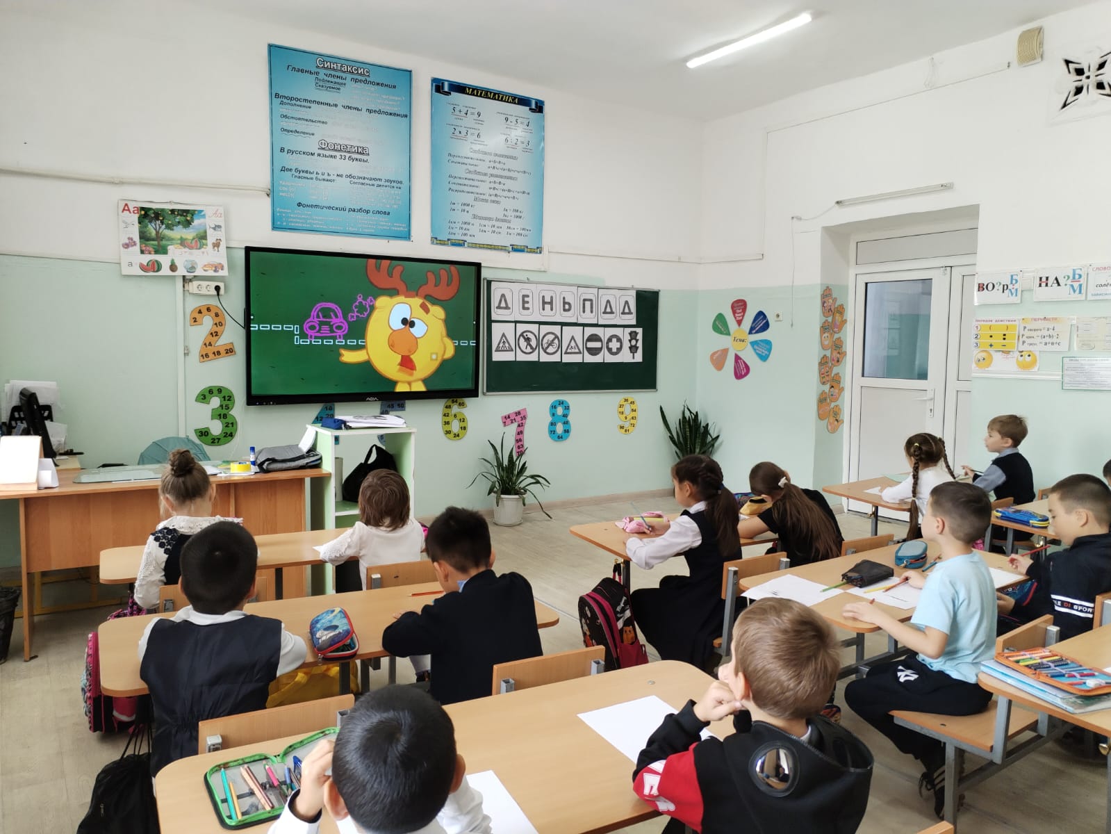 Во всех классах провели единый классный час по ПДД.