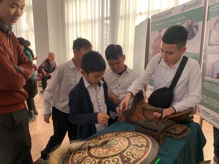 Семей қаласының тарихи-өлкетану музейінің жылжымалы көрмесі мектебімізде